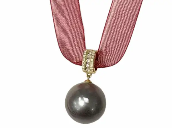 Tahitian black pearl pendant in yellow gold from Arc en Ciel Bora Bora