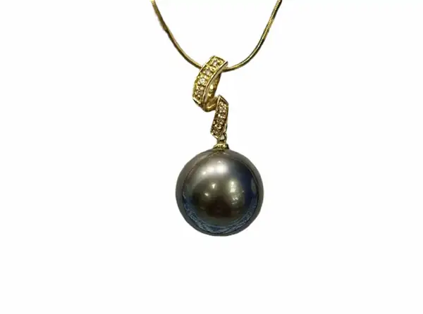 Tahitian black pearl pendant in yellow gold from Arc en Ciel Bora Bora