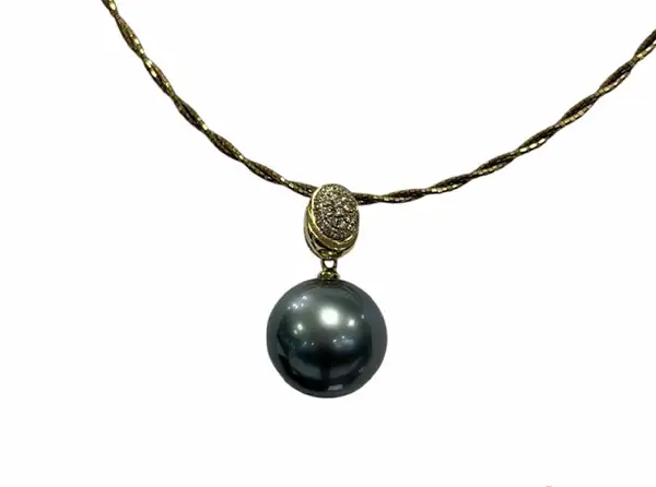 Tahitian black pearl pendant in yellow gold from Arc en Ciel Bora Bora