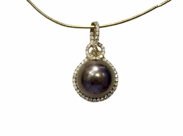 Tahitian black pearl pendant in yellow gold from Arc en Ciel Bora Bora