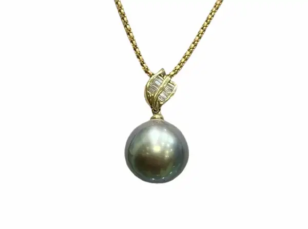 Tahitian black pearl pendant in yellow gold from Arc en Ciel Bora Bora