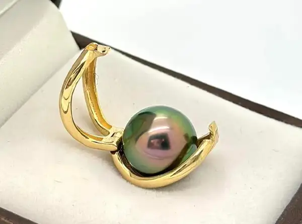 pendants-jewelry-bora-bora-arc-en-ciel-store-yellow-gold-black-pearls-boutique