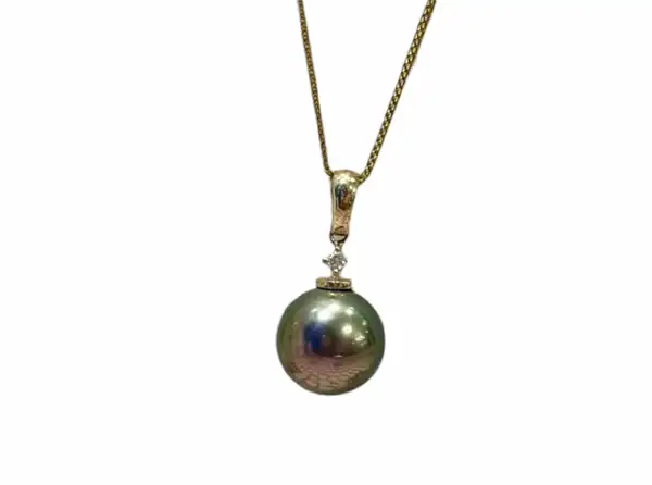Tahitian black pearl pendant in yellow gold from Arc en Ciel Bora Bora