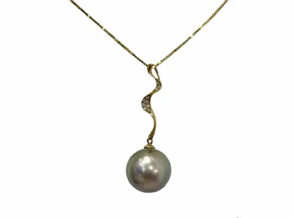 Tahitian black pearl pendant in yellow gold from Arc en Ciel Bora Bora
