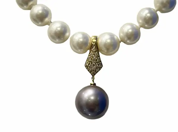 Tahitian black pearl pendant in yellow gold from Arc en Ciel Bora Bora