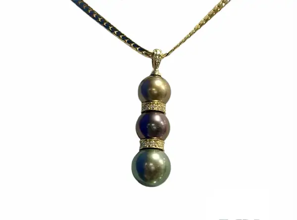 Tahitian black pearl pendant in yellow gold from Arc en Ciel Bora Bora