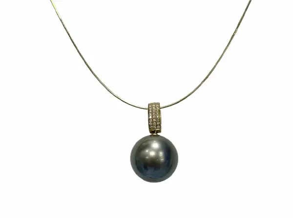 Tahitian black pearl pendant in yellow gold from Arc en Ciel Bora Bora