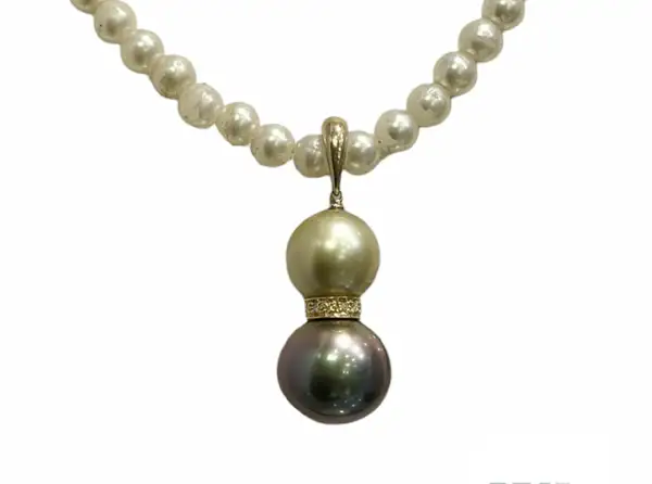 Tahitian black pearl pendant in yellow gold from Arc en Ciel Bora Bora