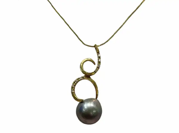 Tahitian black pearl pendant in yellow gold from Arc en Ciel Bora Bora