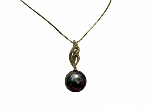 Tahitian black pearl pendant in yellow gold from Arc en Ciel Bora Bora