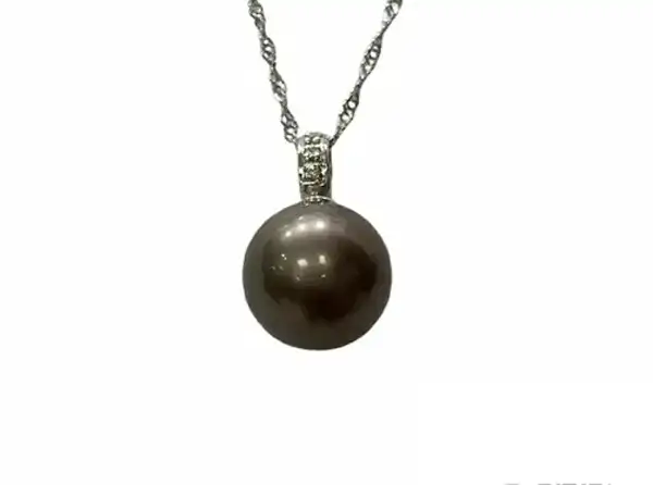 Tahitian black pearl pendant in white gold from Arc en Ciel Bora Bora