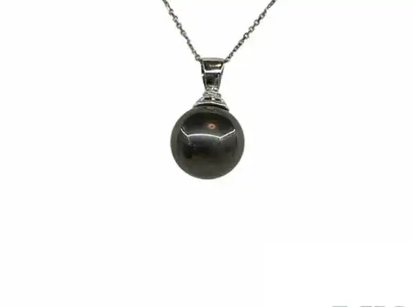 Tahitian black pearl pendant in white gold from Arc en Ciel Bora Bora