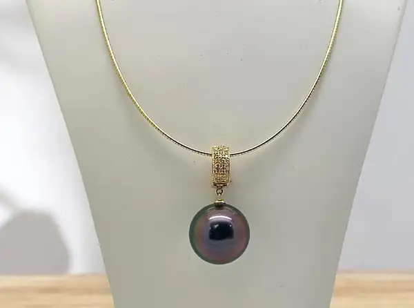 pendants-yellow-gold-black-pearls-boutique-bora-bora-jewelry-store-arc-en-ciel