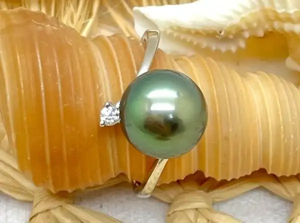 ring-white-gold-arc-en-ciel-jewelry-black-pearls-bora-bora-boutique