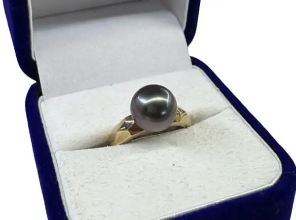 Tahitian black pearl ring in yellow gold from Arc en Ciel Bora Bora