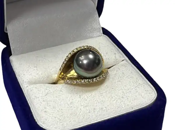 Tahitian black pearl ring in yellow gold from Arc en Ciel Bora Bora